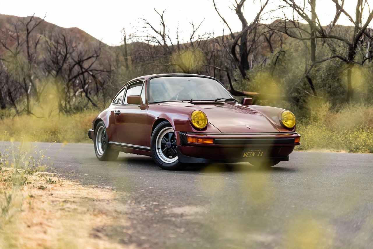 Porsche elektryczne 2024 na tle futurystycznych aut i miejskiego krajobrazu nocy